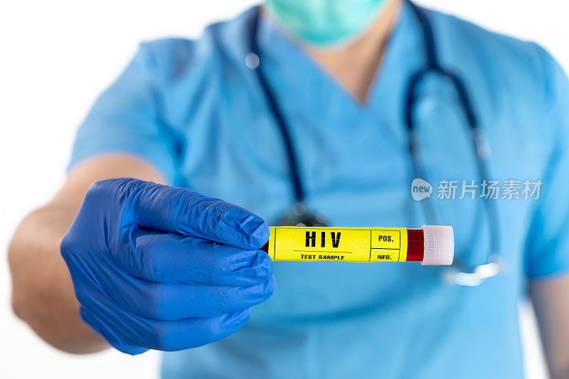 年轻男医生用手术手套和防护口罩手持HIV (AIDS)血液检测样管，背景白色